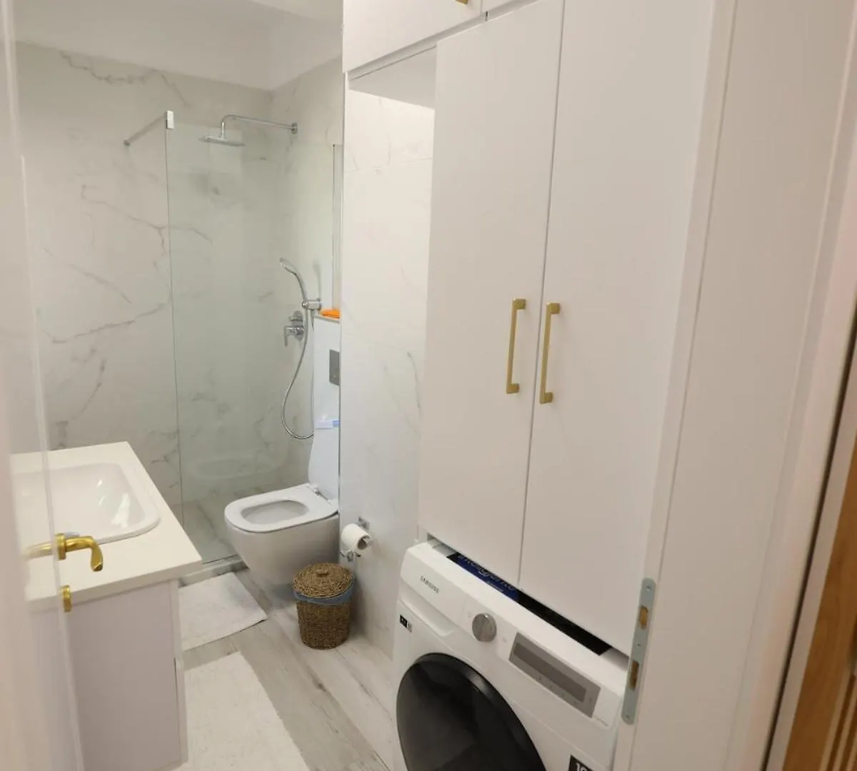 Lakeside Serenity Apartment Πόγραδετς
